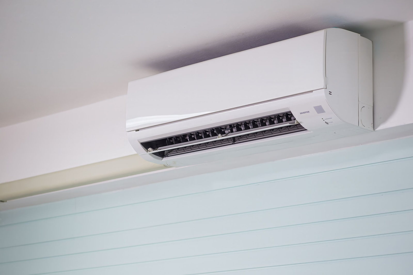 Innengerät einer Split-Klimaanlage an einer Wohnraumwand